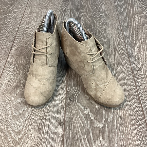 Route‎ 66 Tan Brown Ankle Booties Boots Faux Suede Wedge Heel Women's Size 9 M - Picture 1 of 9